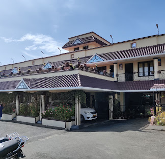 Front view of Hotel Apple valley