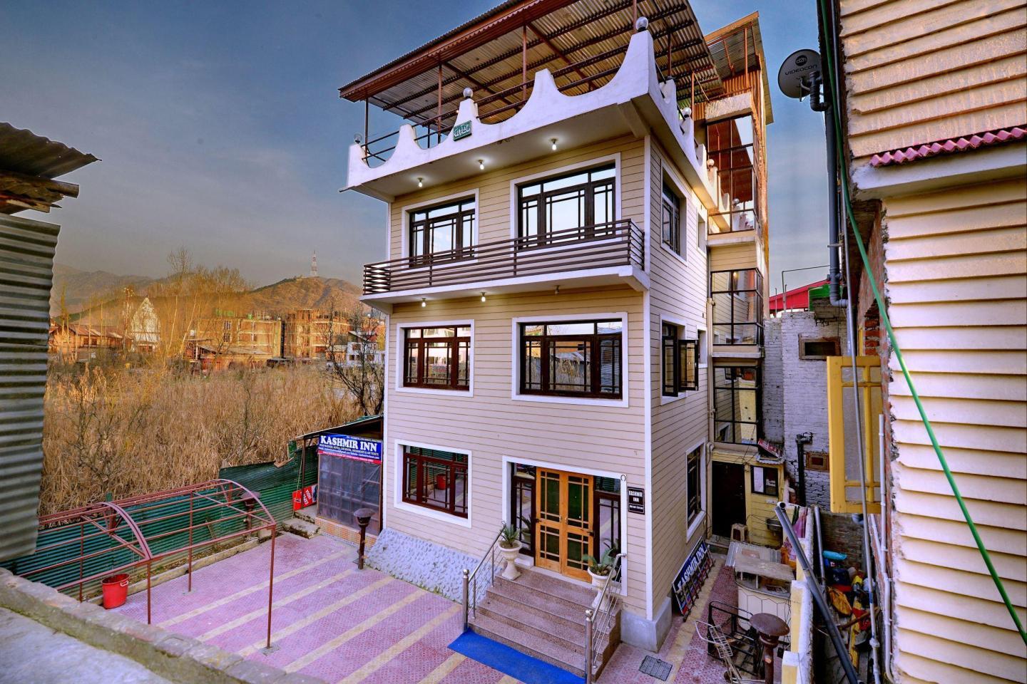 Front view of Hotel Kashmir Inn