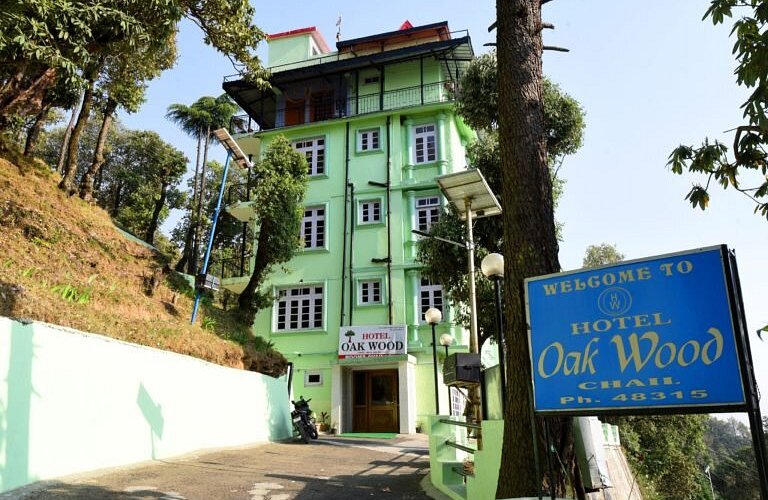 Front view of Hotel Oakwood