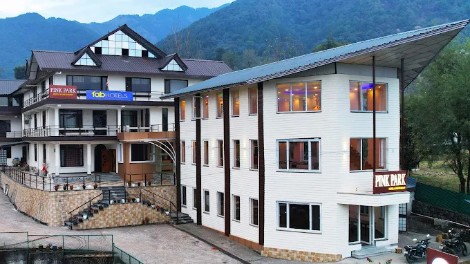 Front view of Hotel Pink Park