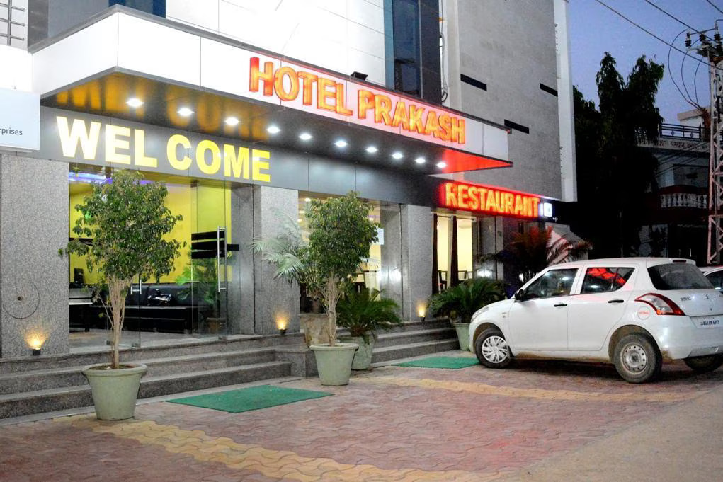 Front view of Hotel Prakash