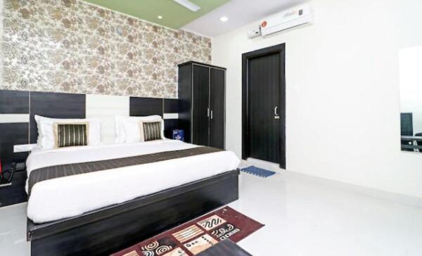 Front view of Hotel Rama Grand HS