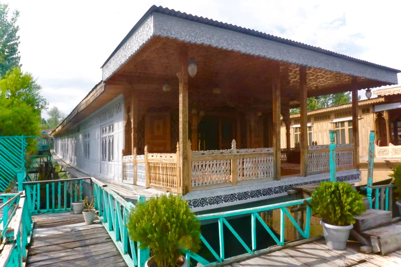 Front view of Kinmin Houseboat