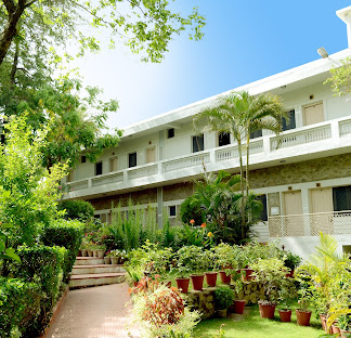 Front view of Rising Sun Retreat