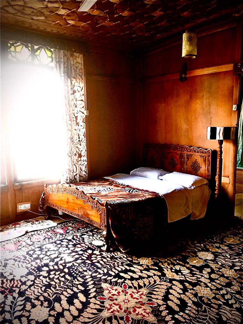 Room view of Kinmin Houseboat