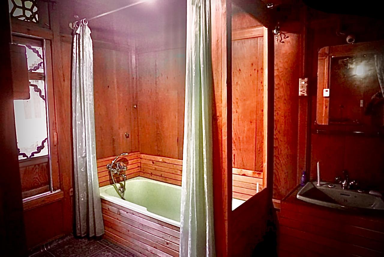 Washroom of Kinmin Houseboat
